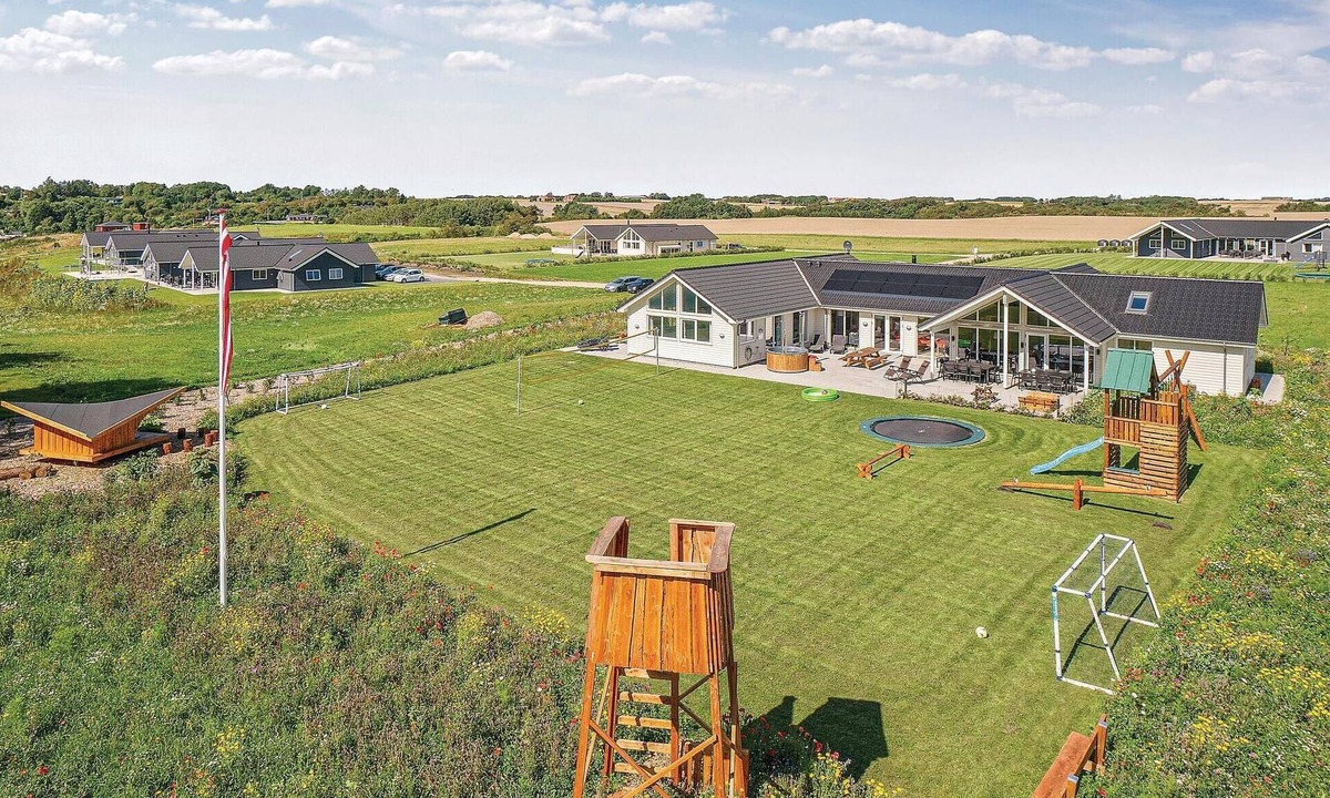 Spøttrup House | 9 bedroom beautiful home in Spøttrup