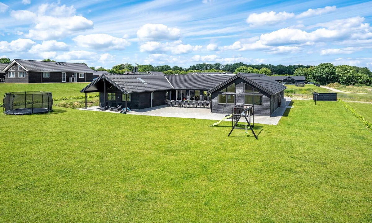 Mommark Strand House | 9 bedroom beautiful home in Sydals