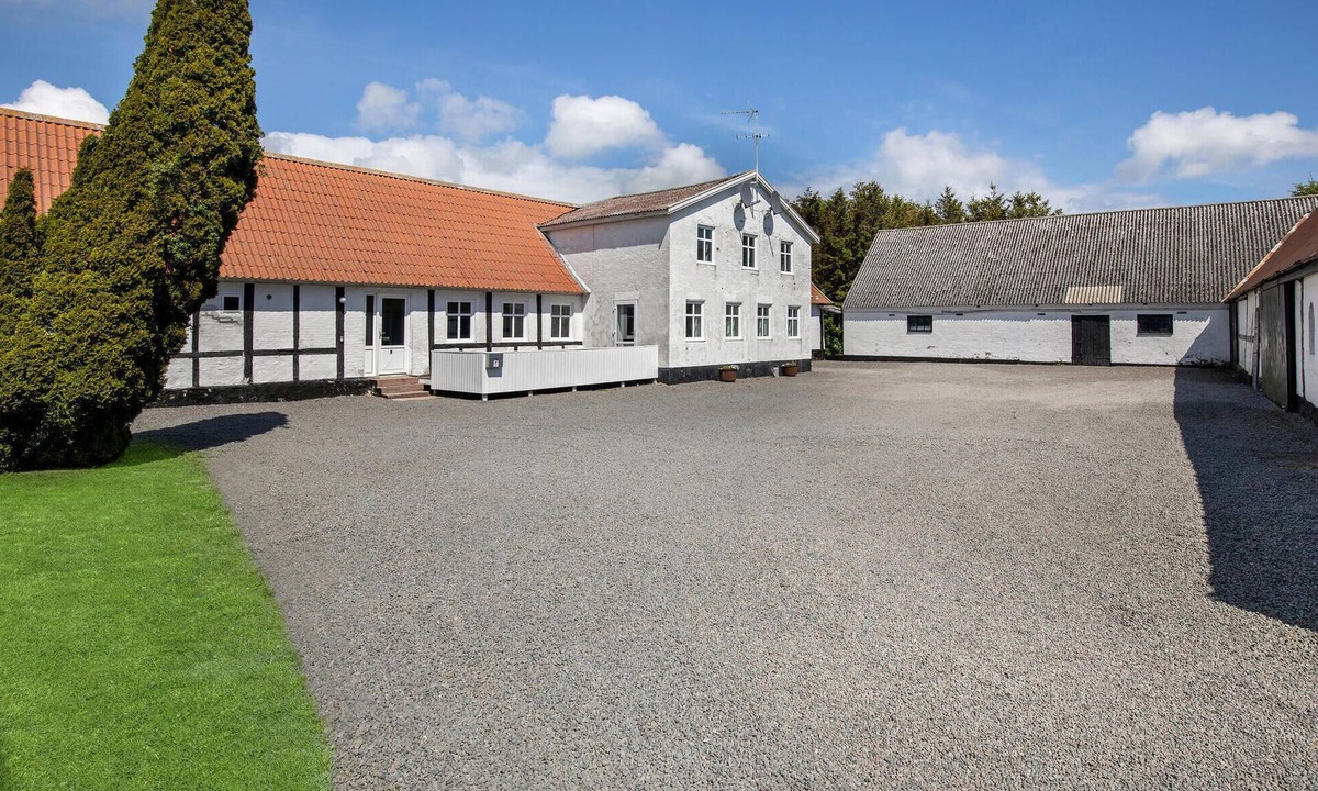 Spidsegard House | 9 bedroom pet friendly home in Nexø
