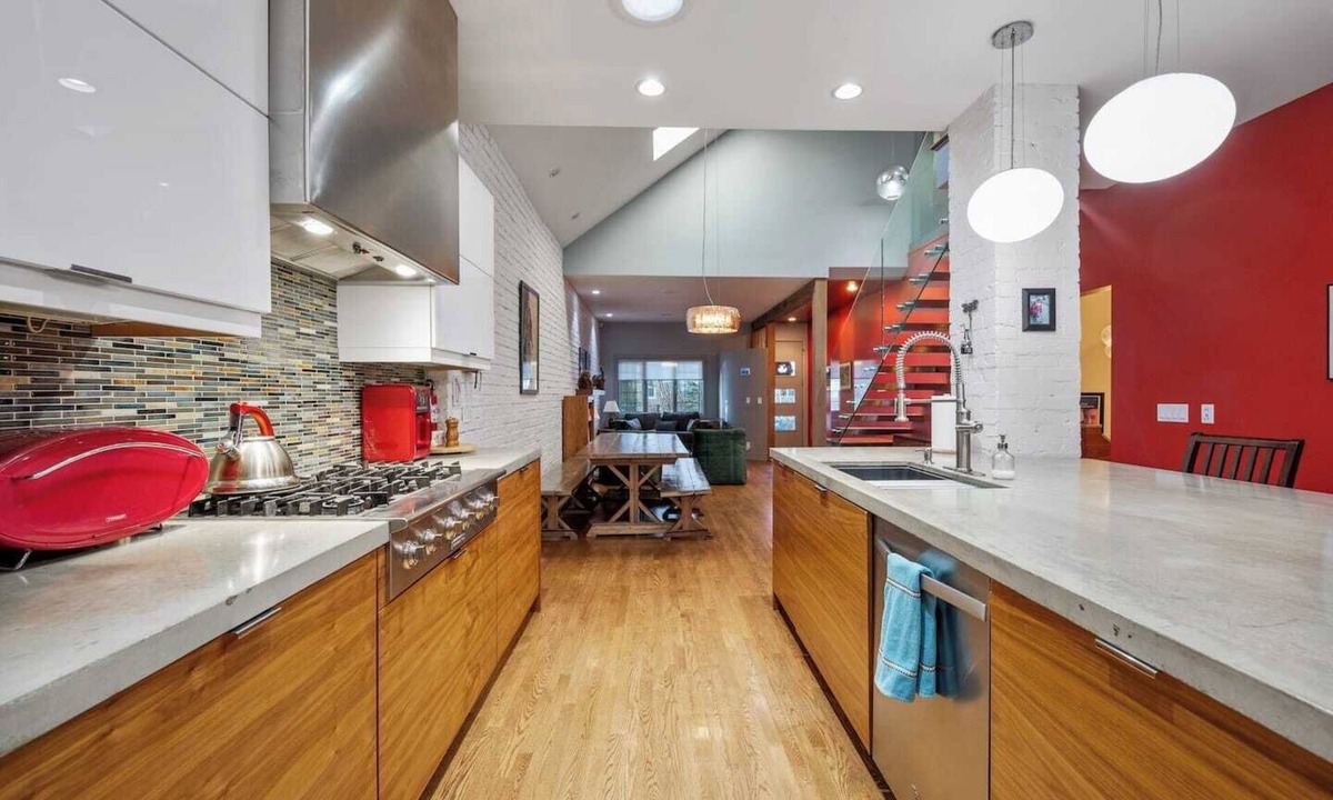 Kensington House | 9 Guests | King Bed | Pin Ball | BBQ | Piano