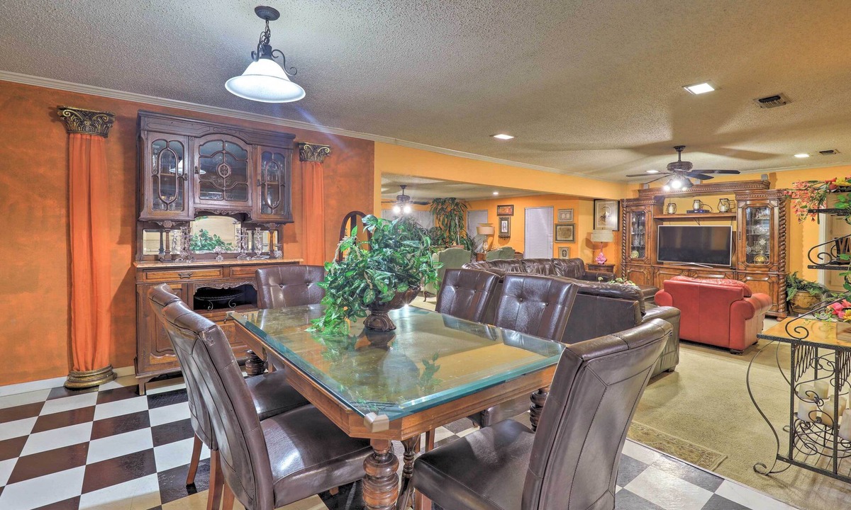 West Arlington House | 9 Mi to AT&T Stadium: Pet-Friendly Escape w/Deck!