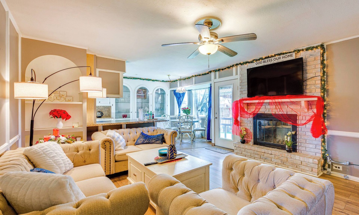 South Side House | 9 Mi to Dtwn: Spacious Retreat in Corpus Christi!