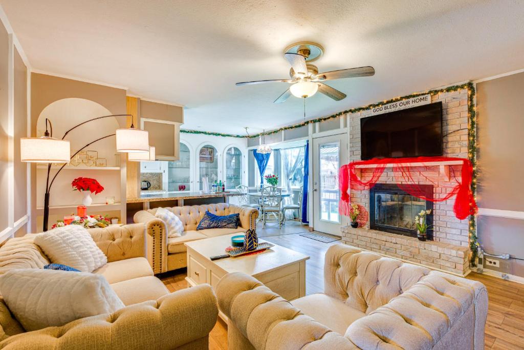 South Side House | 9 Mi to Dtwn: Spacious Retreat in Corpus Christi!