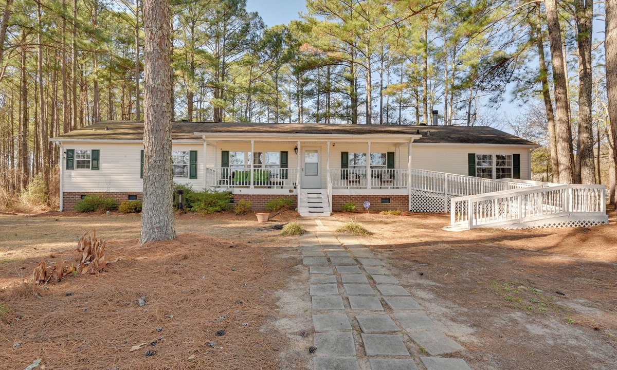 Crisp House | 9 Mi to ECU: Pet-Friendly Greenville Home w/Deck