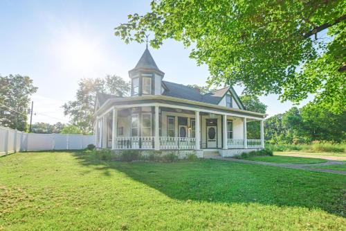 Waverly House | 9 Mi to Kentucky Lake: Spacious Victorian Home!