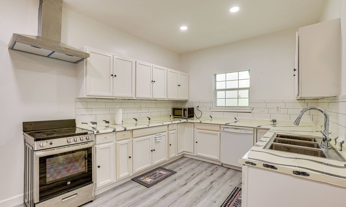 Houston Apartment | 9 Mi to Old Town Spring: Suburban Stay in Houston!