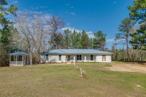 Newhebron Apartment | 9 Mi to Water Park: Silver Creek Gem w/Fireplace!