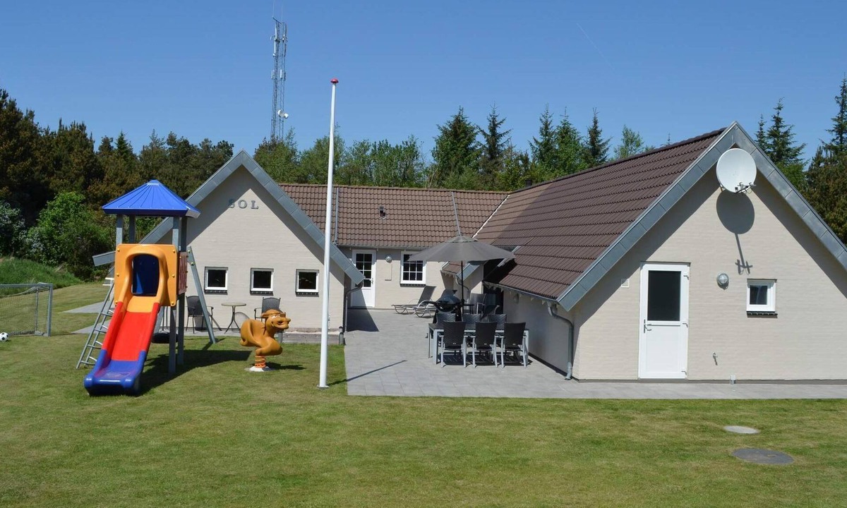 Ho House | 9 person holiday home on a holiday park in Blåvand