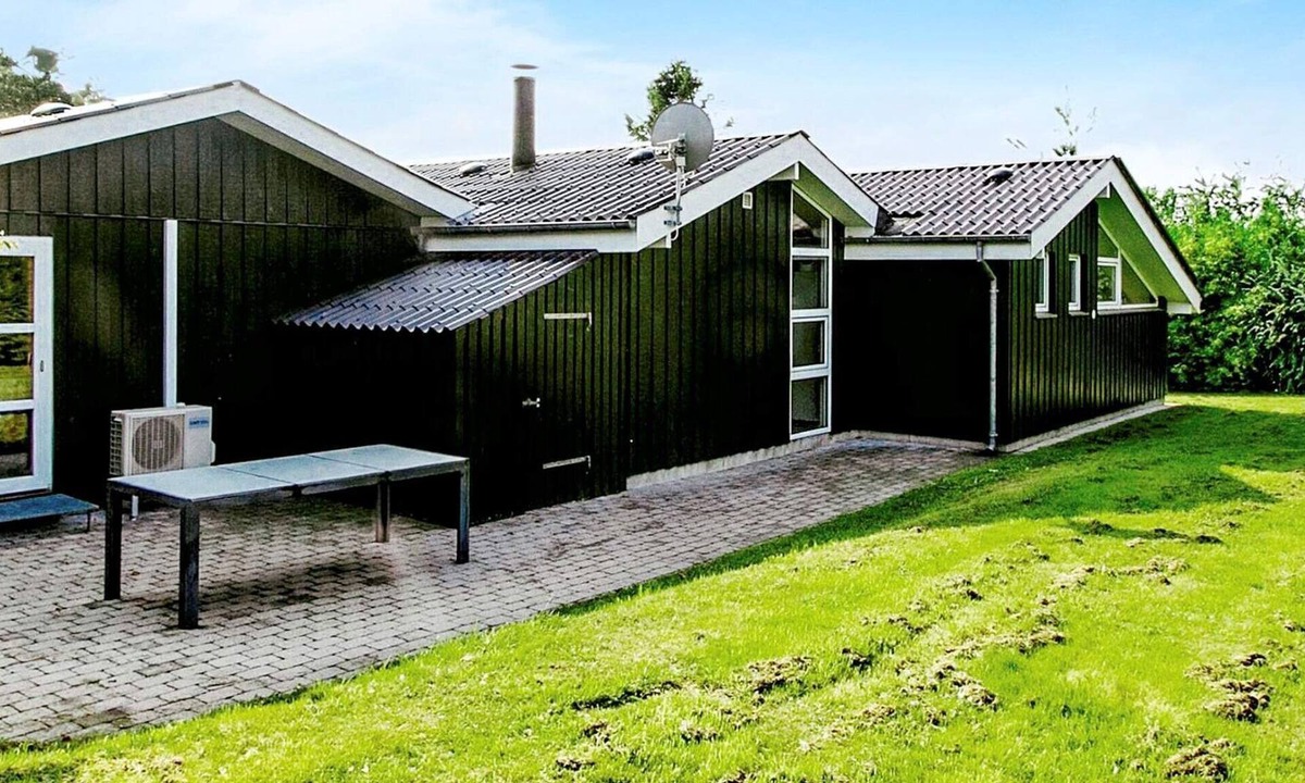 Ertebølle House | 9 person holiday home in Farsø