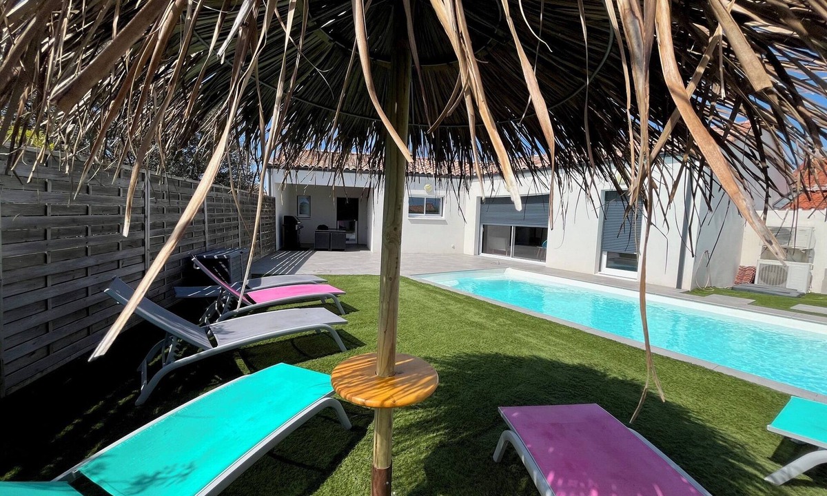 Givrand House | 9-person villa with heated pool, 4-star seaside location