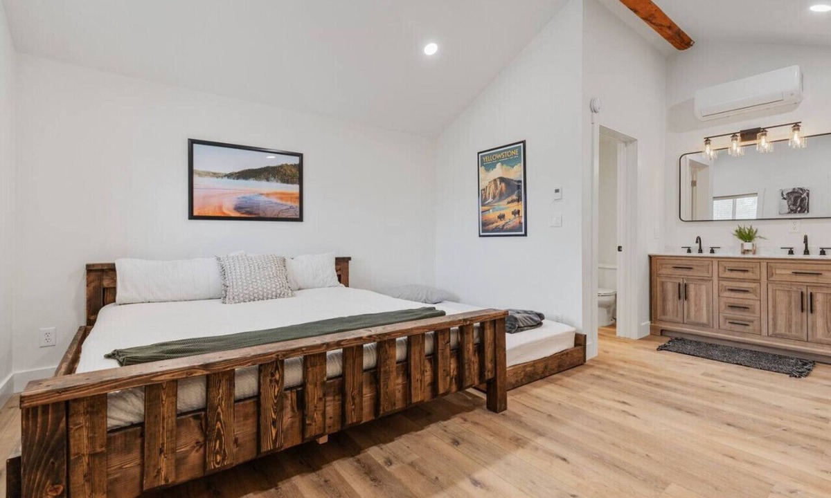 St. Charles Cabin | #9 Yellowstone Cabin w/AC, Fire Pit & BBQ!