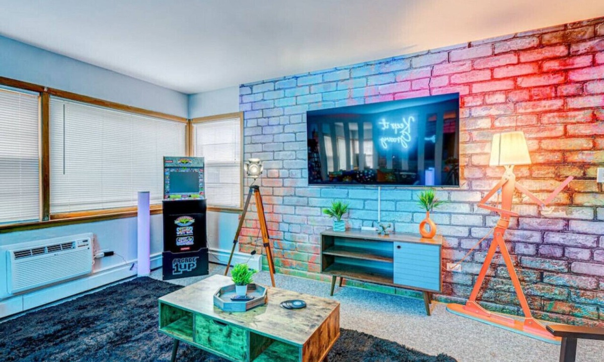 Elmwood Park Apartment | 90s Condo| King Bed | 65” Smart TV | Arcade Game