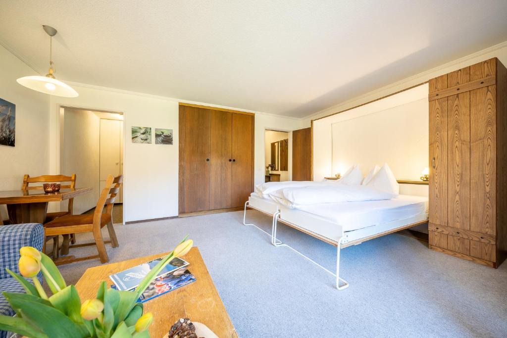 Vulpera Apartment | 9303 Gemuetliches, zweckmaessig eingerichtetes Studio mit Balkon und Golfplatzblick