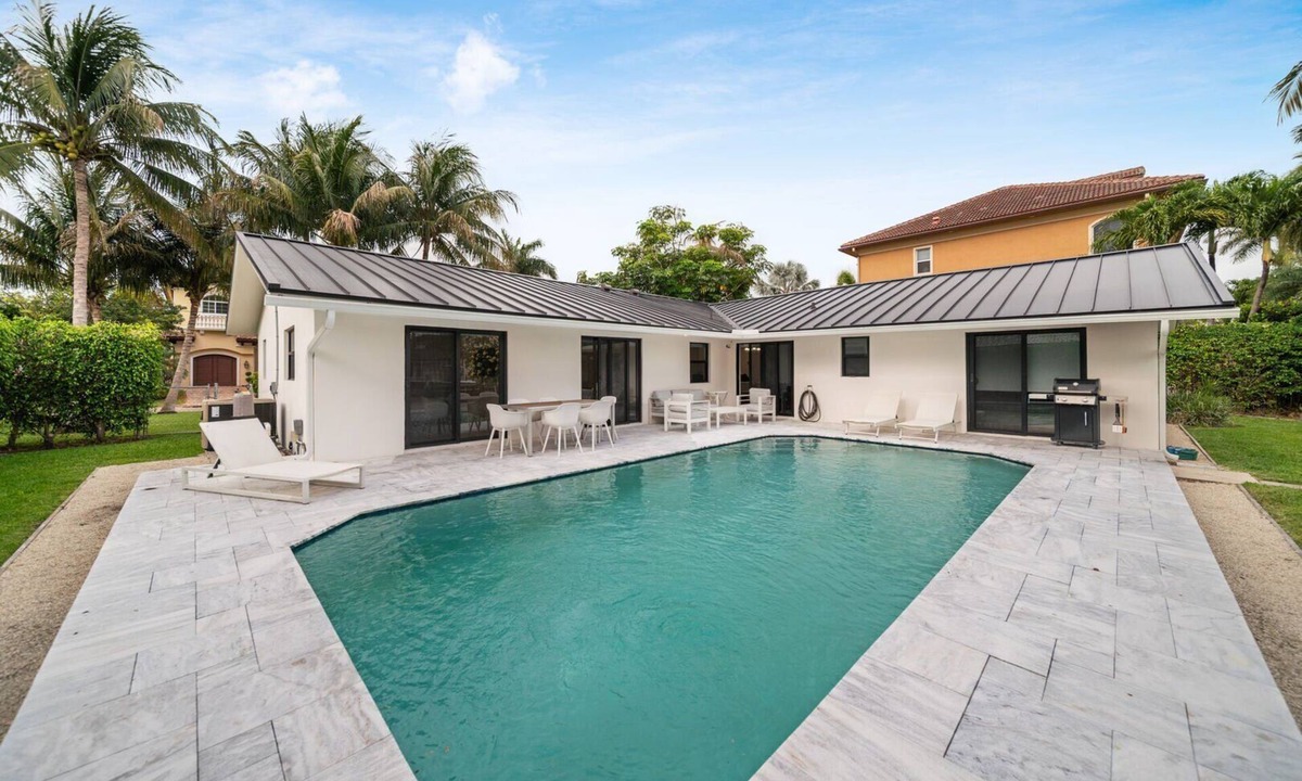 Tropic Isle House | 933 Managed By Brampton Park