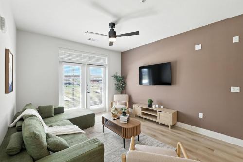 Fort Worth Apartment | 95 Luxury 2B2B Condo DT Fort Worth, Resort Style Pool & Gym, Golf Simulator, 7M to Dickies Stadium, 15M to AT&T stadium