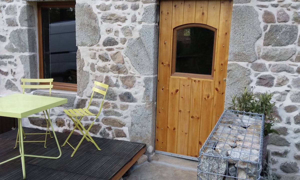 Saint-Germain-lʼHerm Cottage | 95 m² former farmhouse