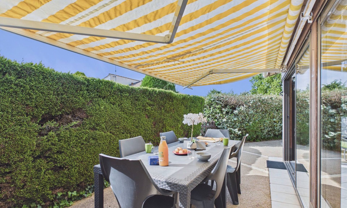 Saint-Vincent-sur-Jard House | 950 m from the sea, house with garden and pool