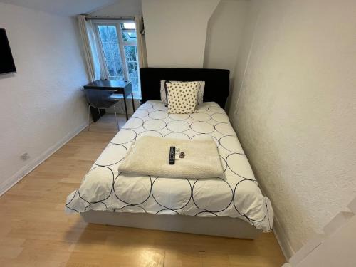 Edmonton Apartment | 96TR Double bed bedroom - Edmonton green