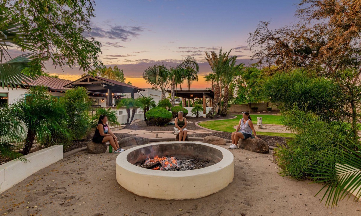 Glendale House | 99 Palms Event Venue: Barn, grass, pool, games, 6 beds