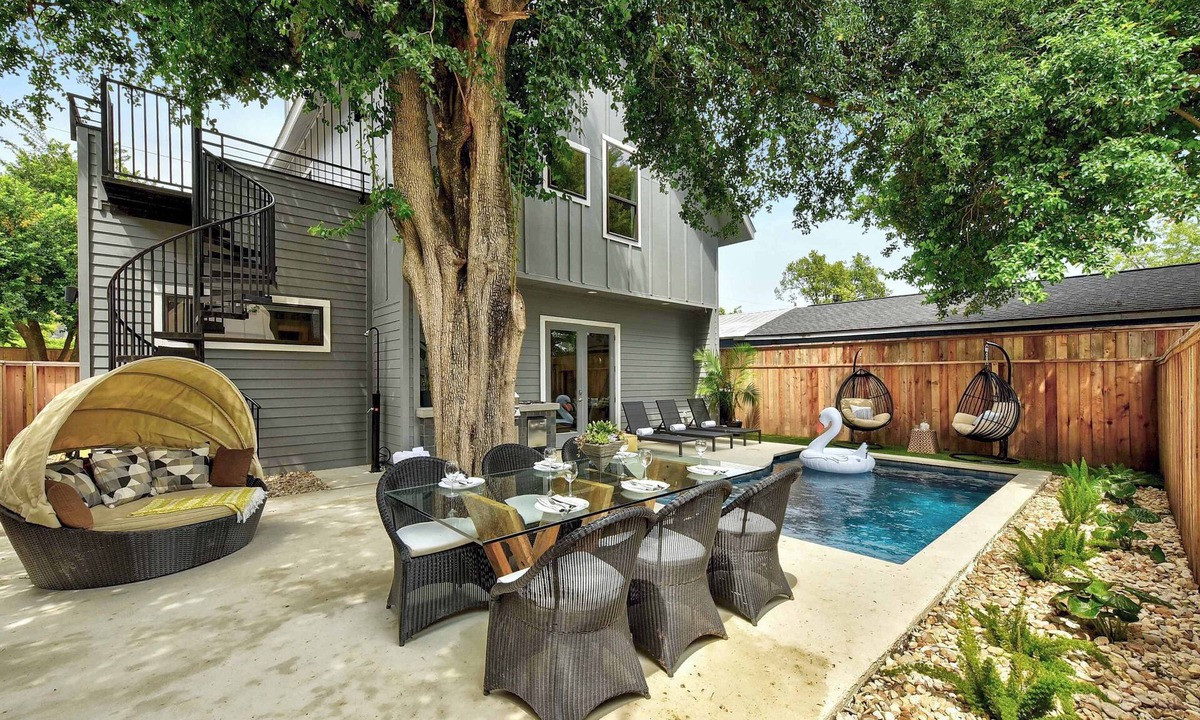 Govalle House | 9BR East Austin Combo | Pool & Outdoor Dining