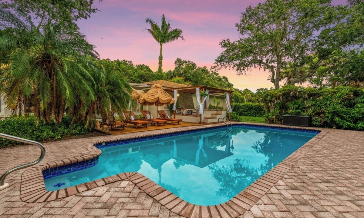 Largo Villa | 9BR Htd Pool Hot Tub Outdoor Cinema Games