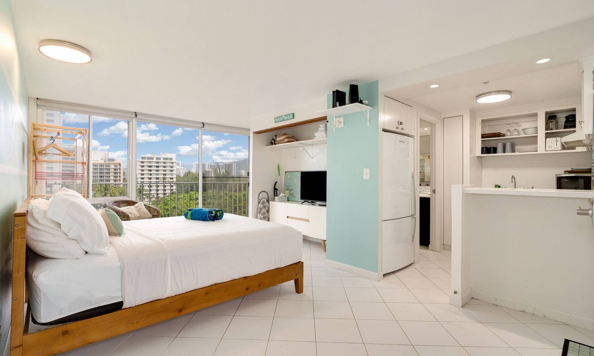 Honolulu Apartment | 9th Floor Studio with Full Kitchen and Lanai