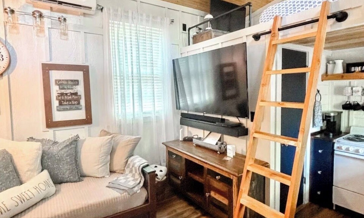 Dry Creek House | A 1 bedroom pet friendly bungalow- walking distance from the water & Marina.