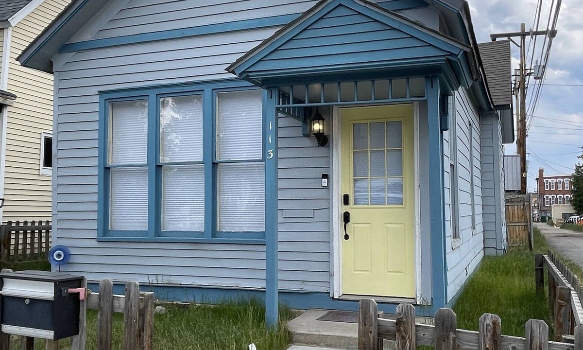Leadville North House | A 2-bedroom house right off of main street in Leadville with off street parking