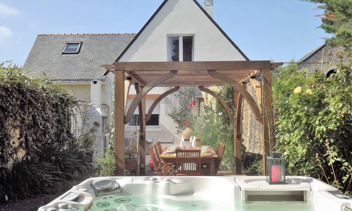 La Turballe Villa | A 250 m from the sea, renting a villa for 12 people. Spa .