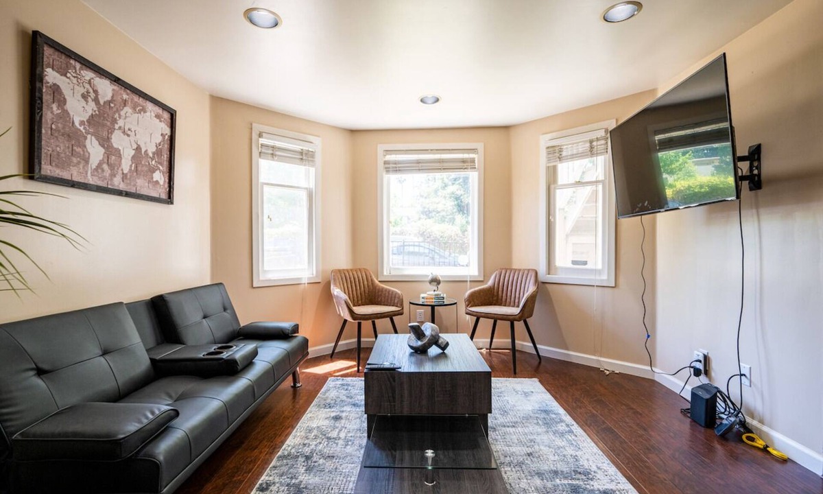 North Oak Park House | A+ 2BR Vict Walk to UC Davis & Shriners Med Center