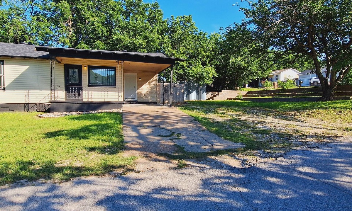Fort Worth House | A 3-bedroom house in NE Fort Worth with WiFi, AC, and plenty of parking.