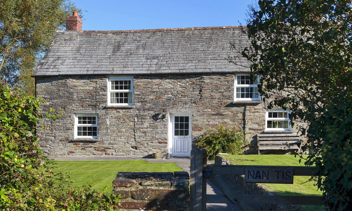St Issey Cottage | A 400 year old cottage with original features.