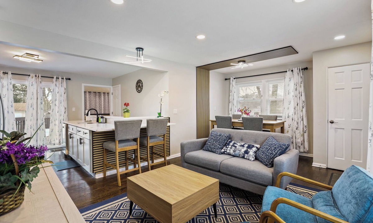 Elmhurst House | A+: 4BR 3BT House w/2 Living Rooms