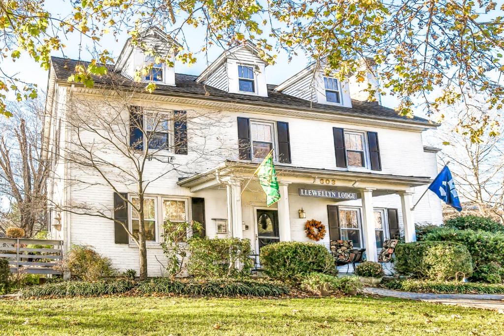 Lexington Bed & Breakfast | A B&B at Llewellyn Lodge