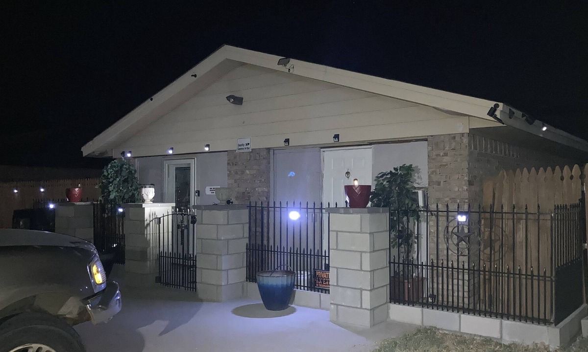 Wichita Falls House | A & B NEW List Cheerful 5 br hm suites. Sleeps 12