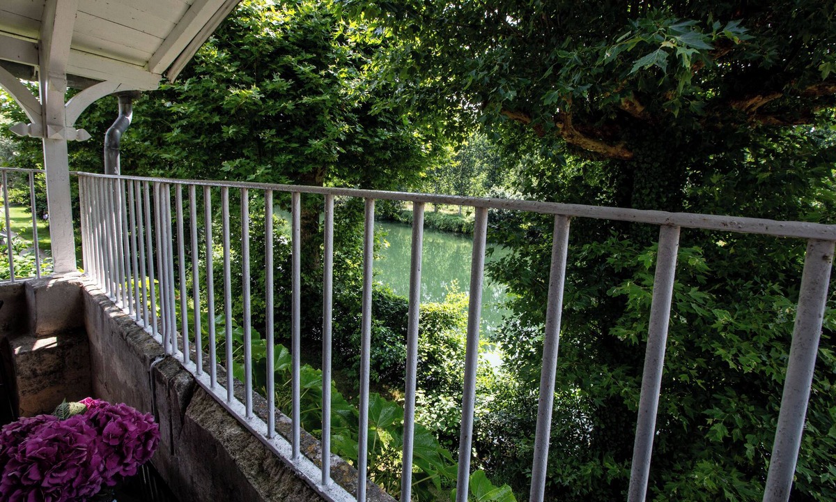 Jarnac Apartment | A balcony on the Charente