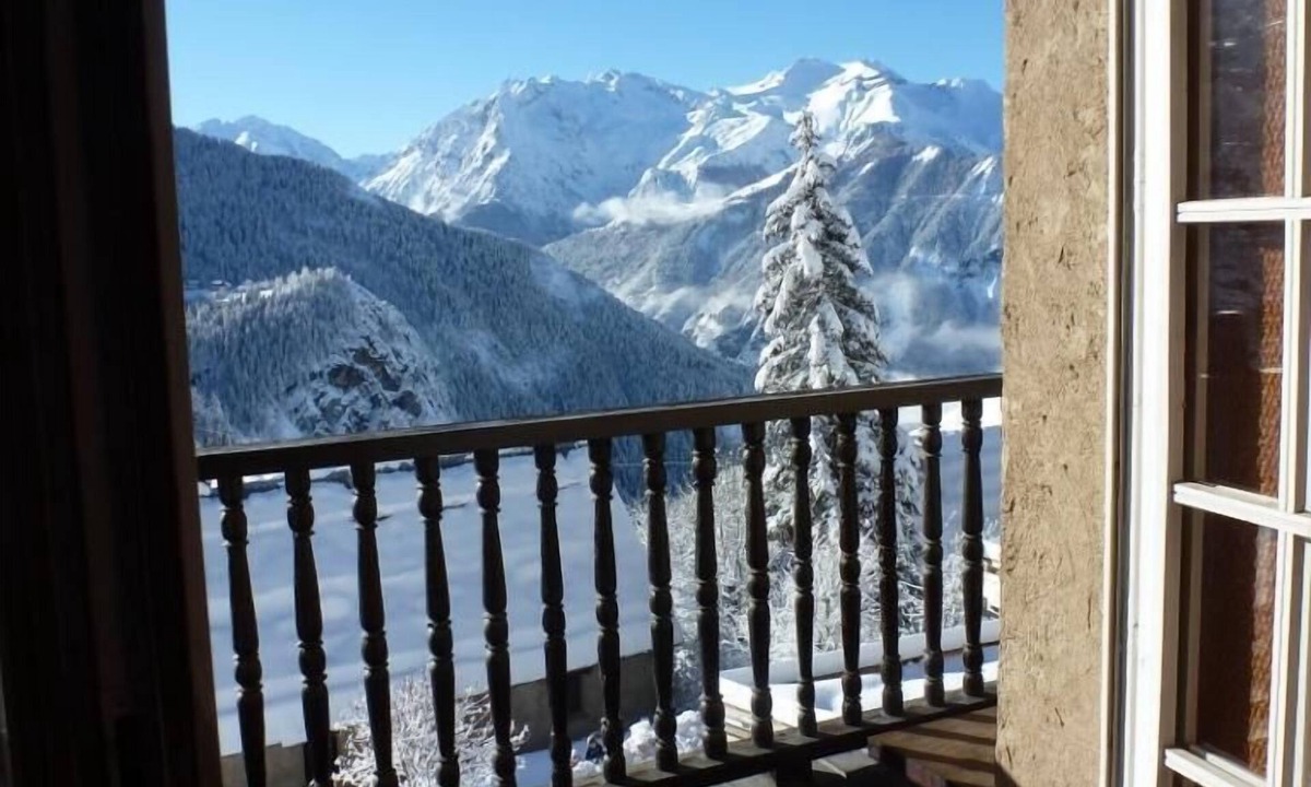 Huez-en-Oisans Apartment | A balcony overlooking the Alps