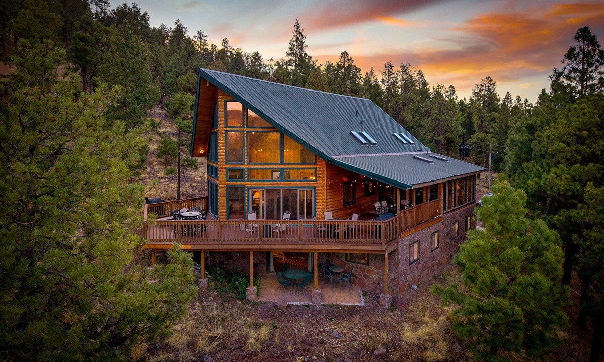 Greer Cabin | A Bear's View Luxury Cabin 4Bd/4.5Ba 8 Beds Sleeps 12 Great ski/summer getaway!