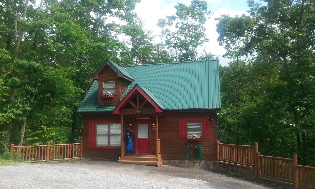 Sevierville Cabin | A BEARY TALE - INCREDIBLY ROMANTIC AND COZY - FREE WIFI - Perfect Location!