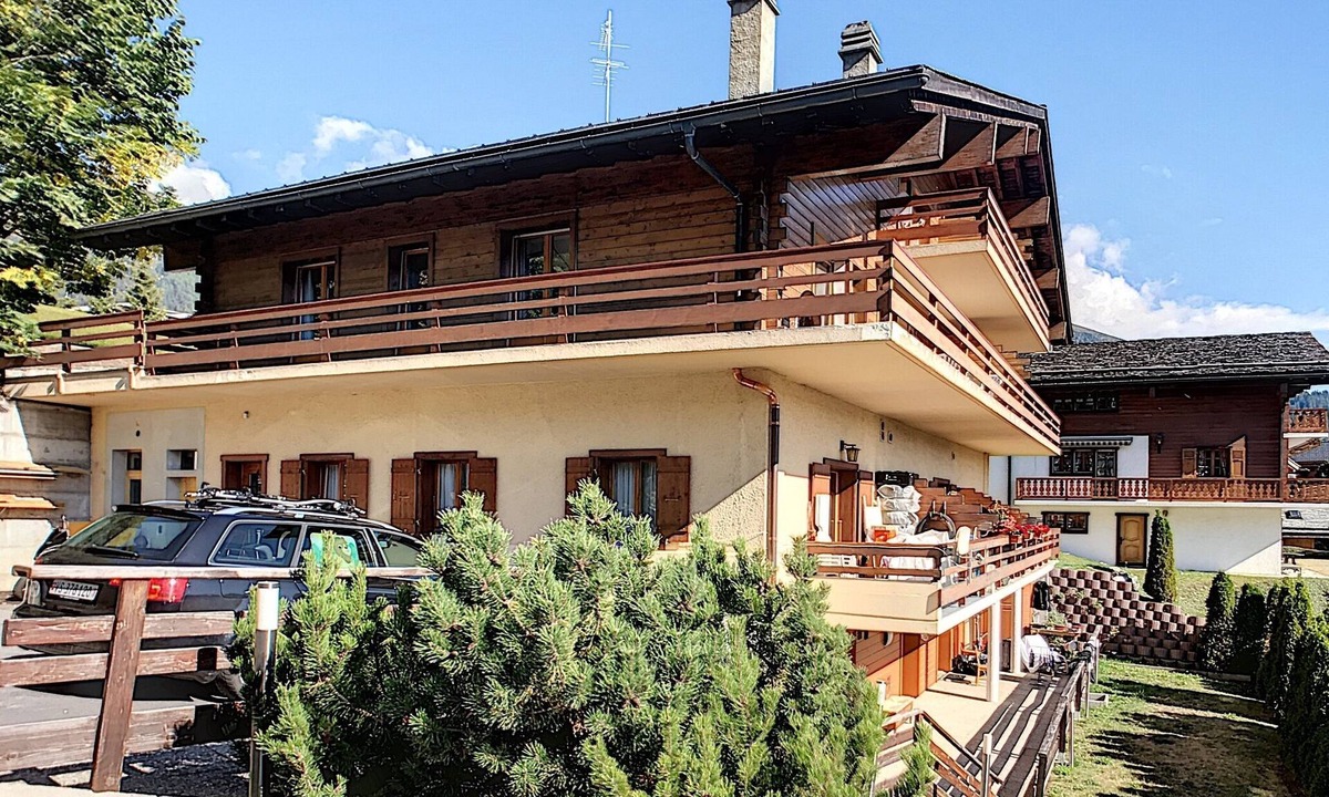 Verbier Apartment | A beautiful apartment composed of an entrance hall opening onto an open kitchen with dining room, a