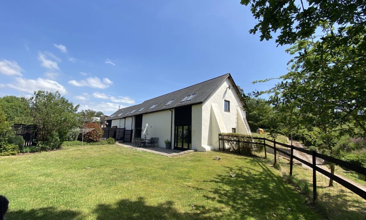 Honiton House | A beautiful converted 400-year-old threshing barn. Pet-friendly.