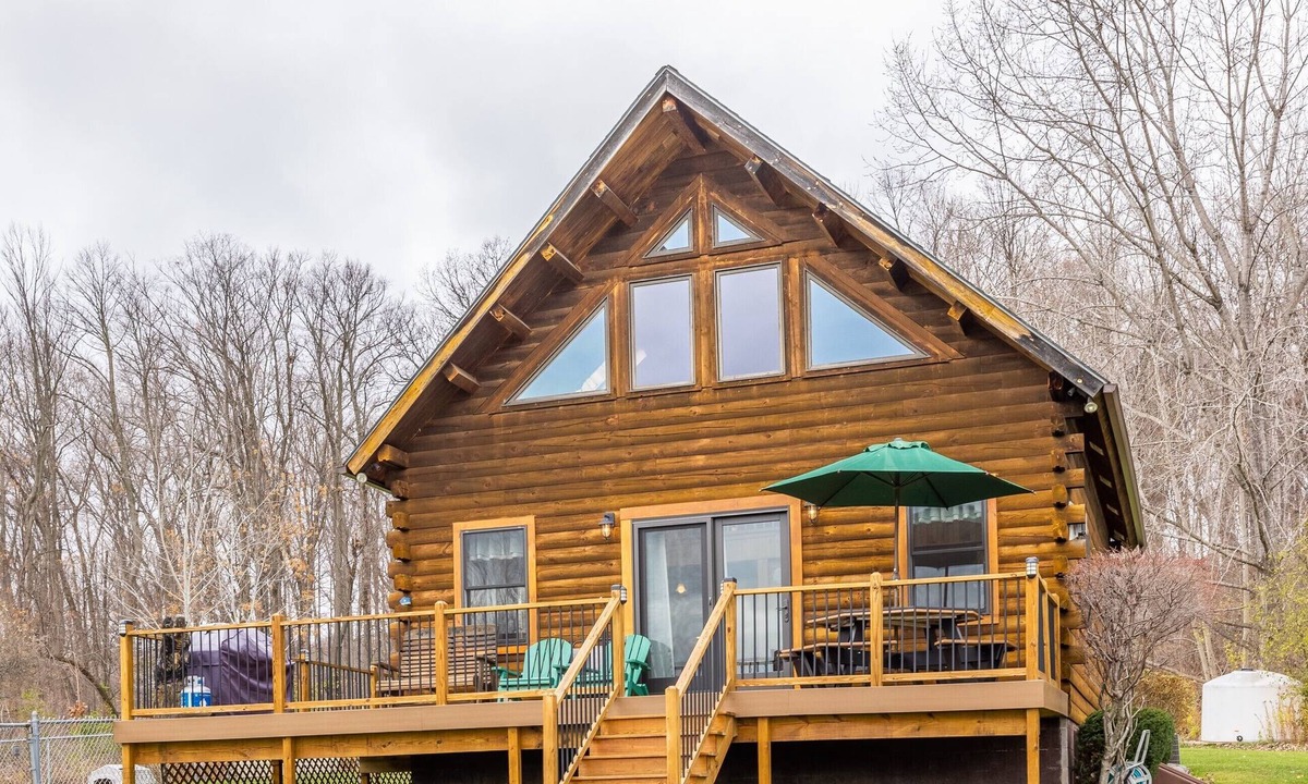 Town of Jerusalem Cabin | A Beautiful, Fully Furnished Log Cabin Overlooking Keuka Lake