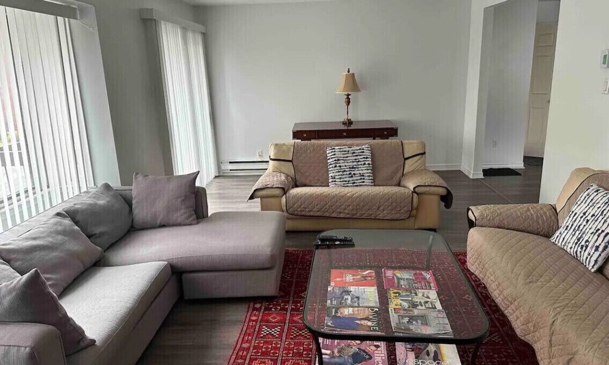 Cote-Saint-Luc House | A beautiful newly renovated bright and clean upper apartment in Côte St-Luc