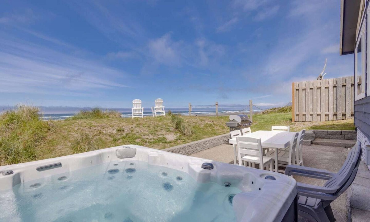 Rockaway Beach House | A BEAUTIFUL OCEAN FRONT 3 BEDROOM HOUSE