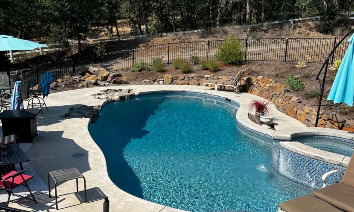 Eagle Point House | A beautiful Skyfall Landing