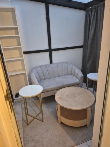 Woking Apartment | A bedroom flat in a house