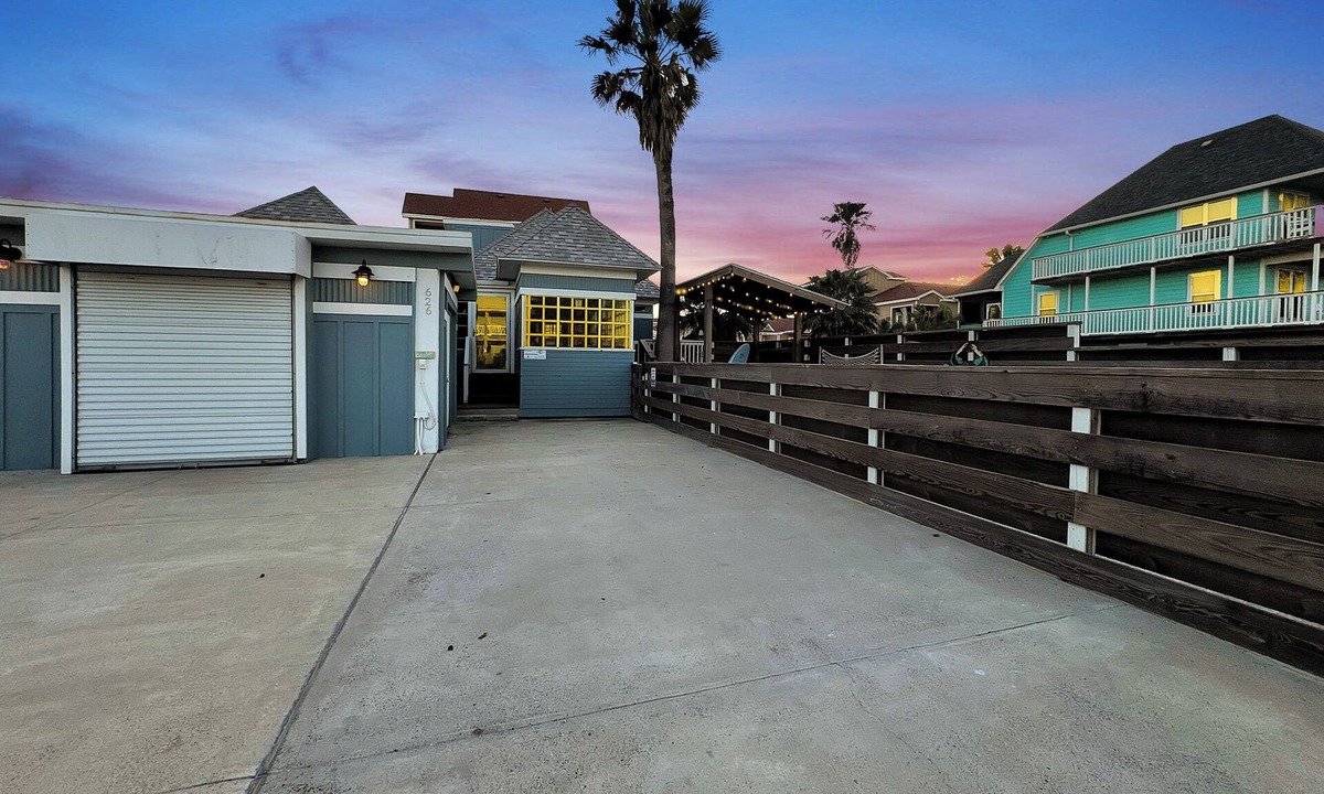 Port Aransas House | A block from beach * PRIVATE POOL* Bunk Room * Large Screened in hang out porch