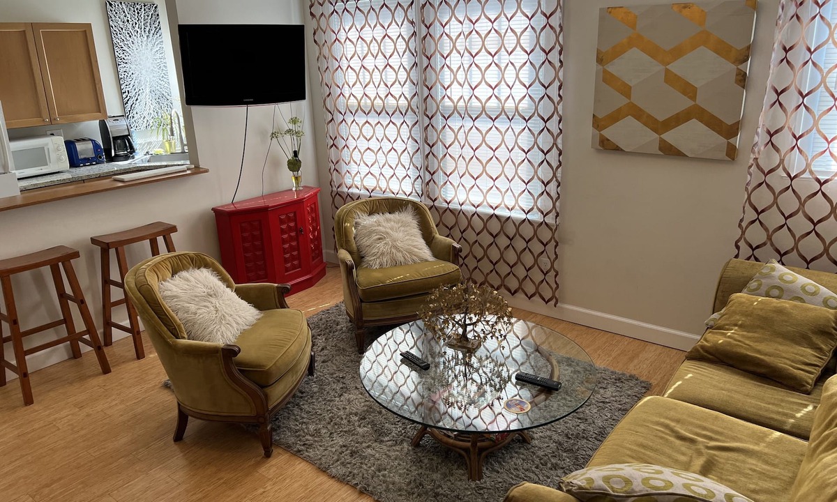 Chatham-Arch Apartment | A Boho Chic Choice with Great Parking