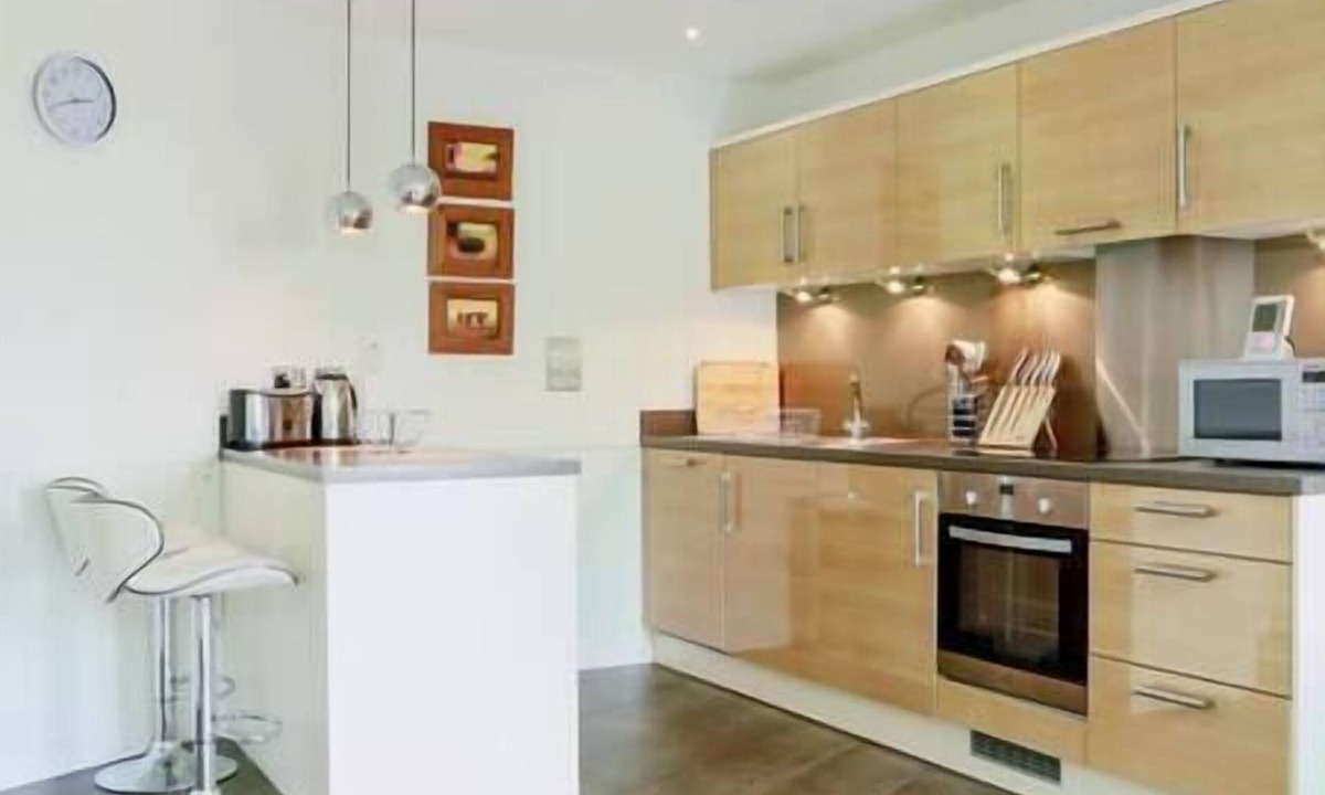 Woking Apartment | A bright, quiet and airy modern apartment.