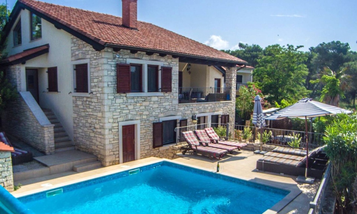 Pomer Villa | A/C 4 bedroom Villa, Pool, sea views beach 6 minutes walk. Sleeps 8 people.